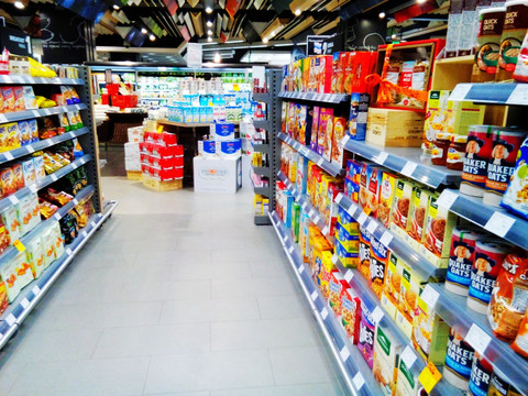 日用百貨的多元購(gòu)物場(chǎng)景 賣場(chǎng)、進(jìn)口商店與日常消費(fèi)